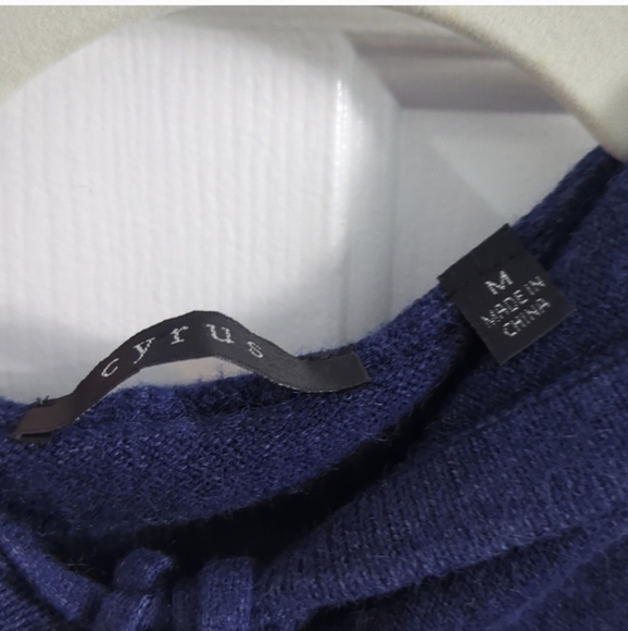 Navy blue long sleeve sweater hoodie pullover, medium, 2 front pockets, by Cyrus - Picture 9 of 11